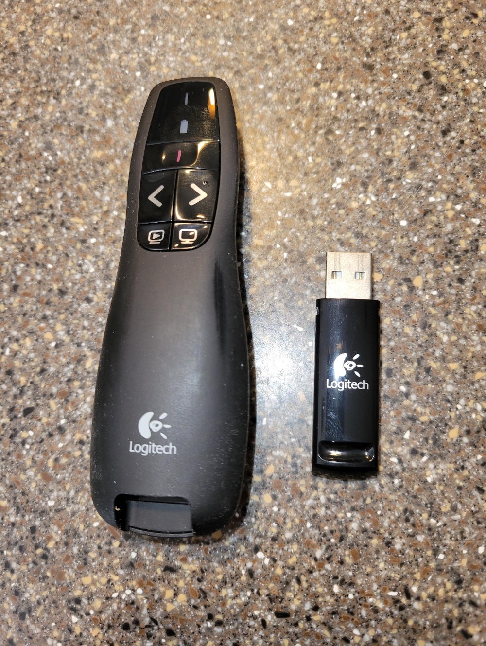 Logitech R400 Wireless Laser Pointer Presenter Remote / Case - Tested & Working - Picture 8 of 9